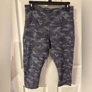Athleta Ultimate Stash Pocket Texture Camo Capri Women’s 1X Crop Leggings